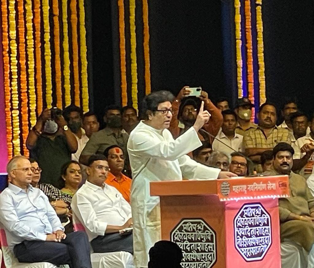 Raj Thackeray : राज्यपाल आणि संजय राऊत यांची राज ठाकरे यांनी केली नक्कल 