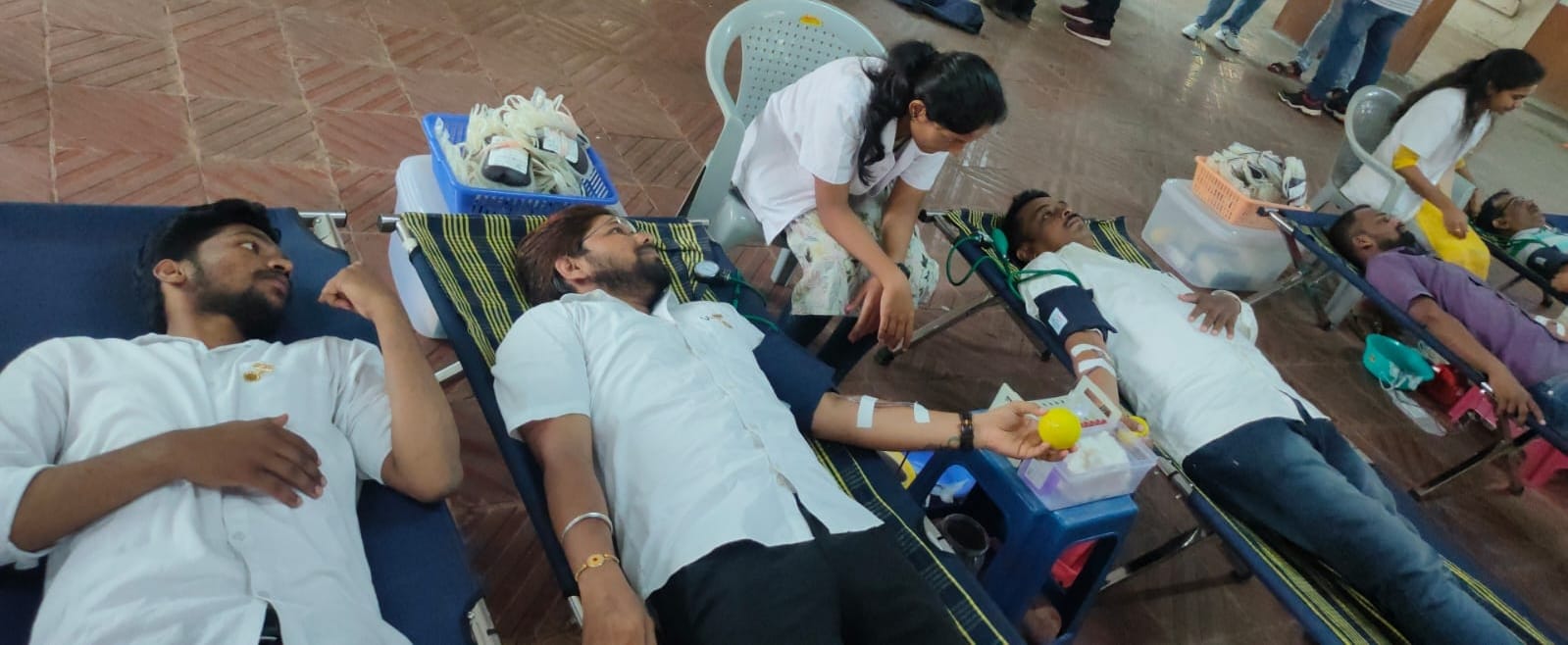 Blood Donation Camp | दाभोलकरांच्या बलिदान दिनानिमित्त ६२ जणांचे रक्तदान | महा. अंनिसच्या शिवाजीनगर पुणे शाखेचा उपक्रम