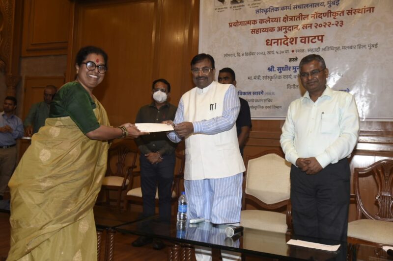 Theatre in Maharashtra | राज्यात 75 ठिकाणी नाट्यगृह उभारणार | 386 कोटी रुपये निधी देणार Theatre in Maharashtra | राज्यात 75 ठिकाणी नाट्यगृह उभारणार | 386 कोटी रुपये निधी देणार