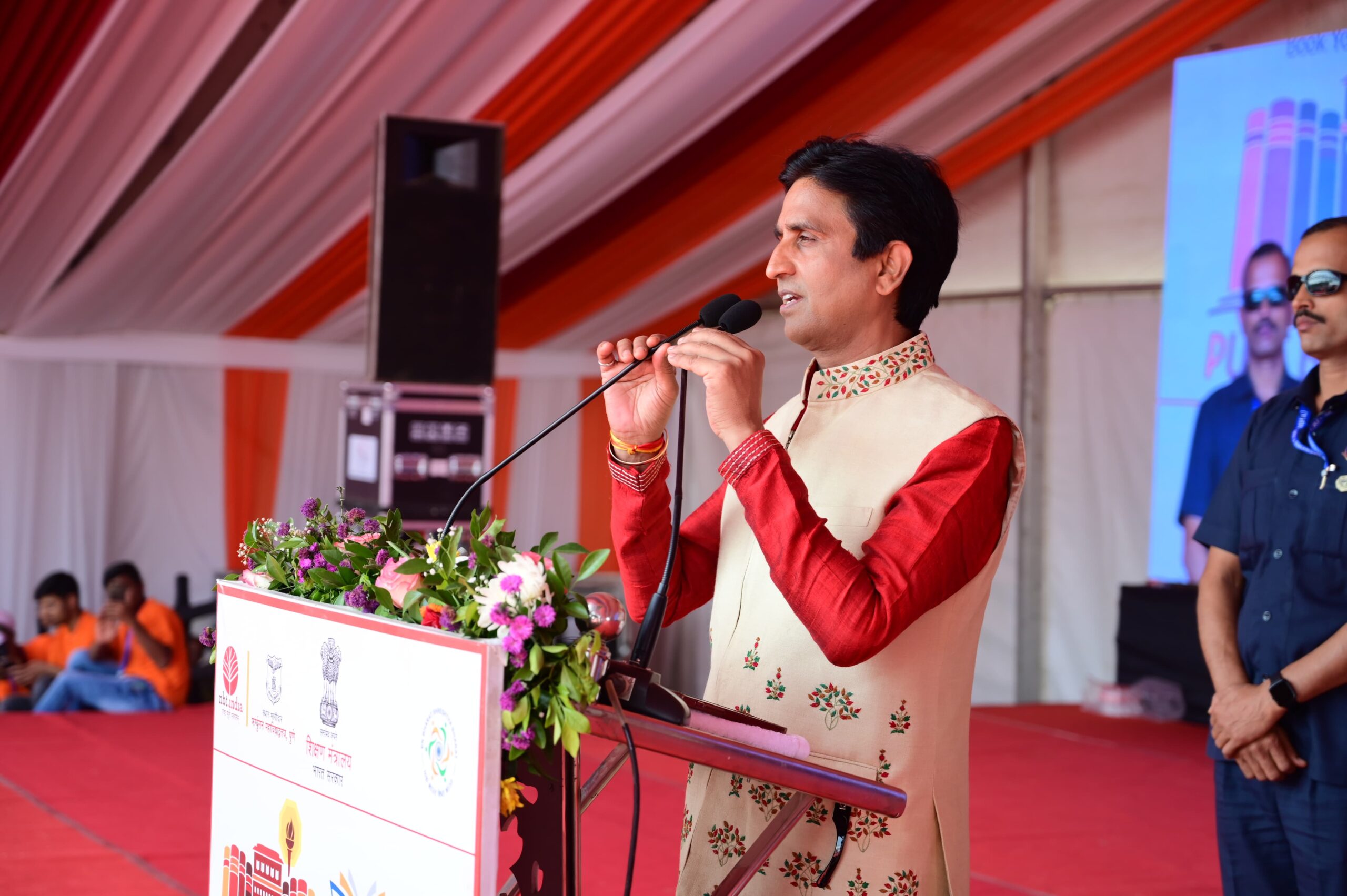 Dr Kumar Vishwas | Pune Book Festival | पुस्तकांचे वाचन हा स्वसंवादाचा उत्तम मार्ग | प्रसिद्ध हिंदी कवी डॉ. कुमार विश्वास यांचे मत