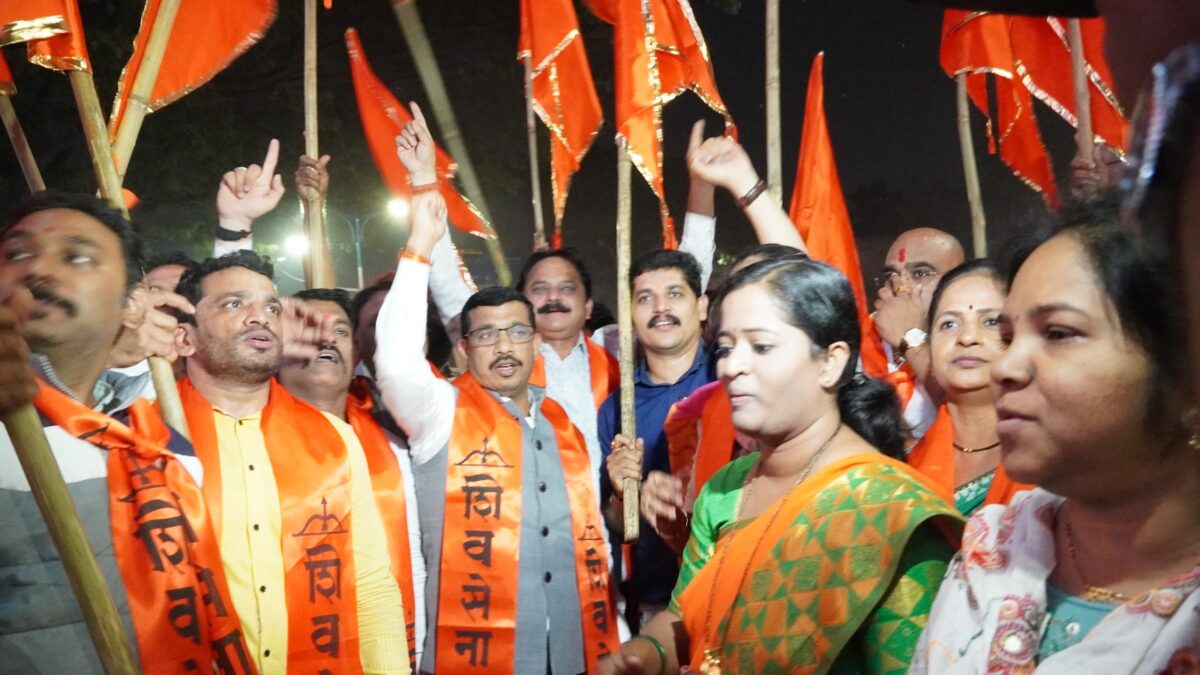 Shivsena MLA Disqualification | शिवसैनिकांनी निकालाचे आतषबाजी करीत पुण्यात केले जल्लोषात स्वागत Shivsena MLA Disqualification | शिवसैनिकांनी निकालाचे आतषबाजी करीत पुण्यात केले जल्लोषात स्वागत