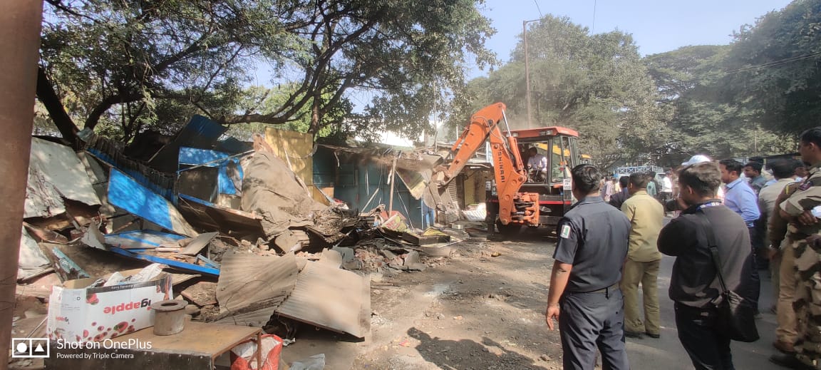 PMC Encroachment Action | औंध मधील साई चौकात खडकी कॅन्टोन्मेंट बोर्ड व पुणे मनपाची संयुक्त कारवाई  | आज रात्रीच रस्त्याचे रुंदीकरण करण्यात येणार 