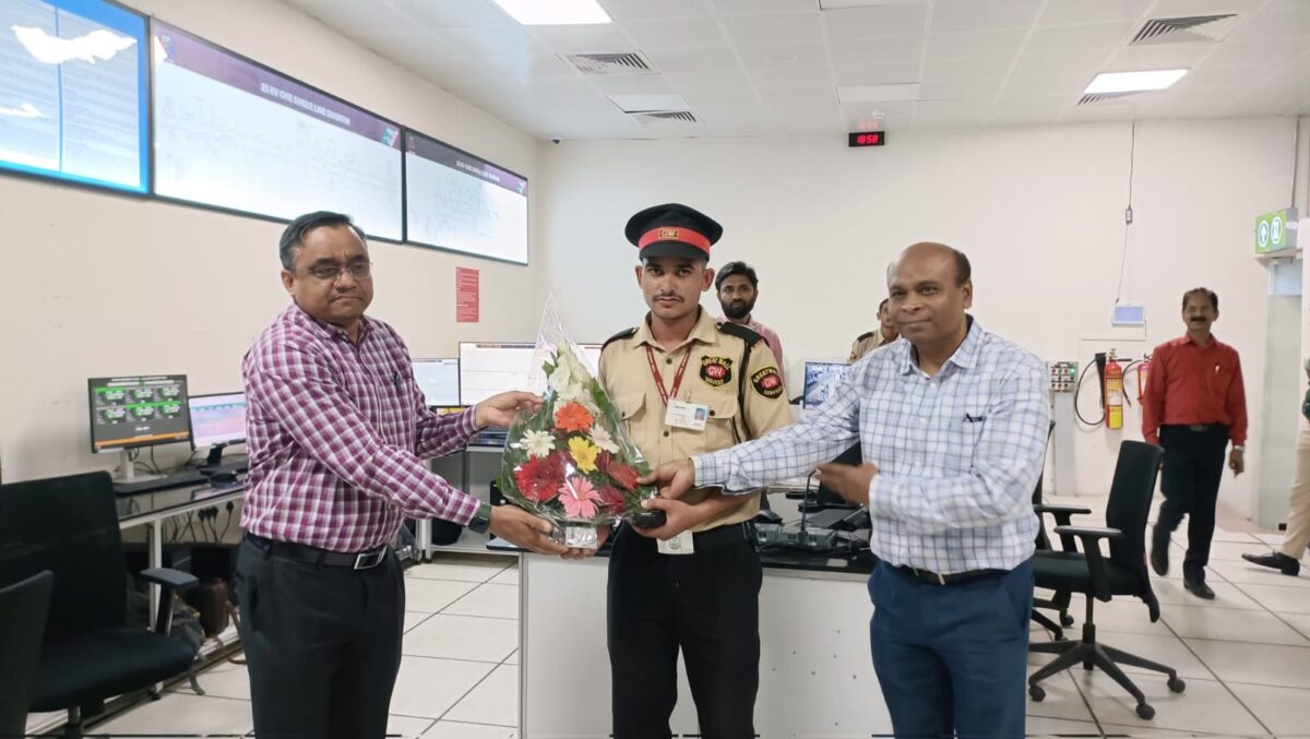 Pune Metro Security Guard  | मेट्रोच्या सुरक्षा रक्षकाने प्रसंगावधान राखत दोन जीव वाचवले