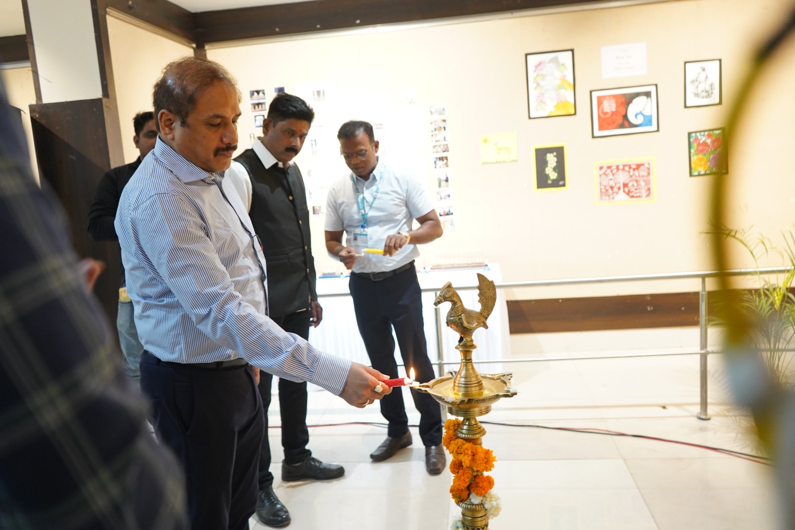 A collection of wooden sculptures, old coins in a photo exhibition organized on the occasion of the PMC anniversary!