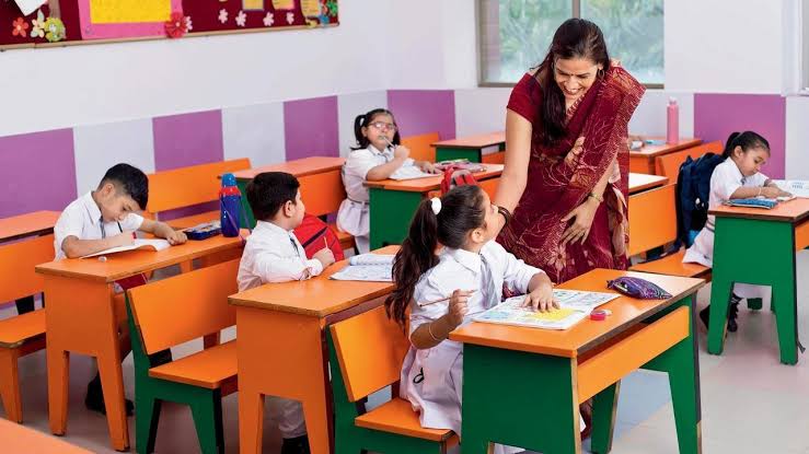 Dress code for Teachers | राज्यातील सर्व शिक्षकांना ड्रेस कोड! शिक्षकांनी जिन्स व टी शर्ट चा वापर शाळेत करू नये