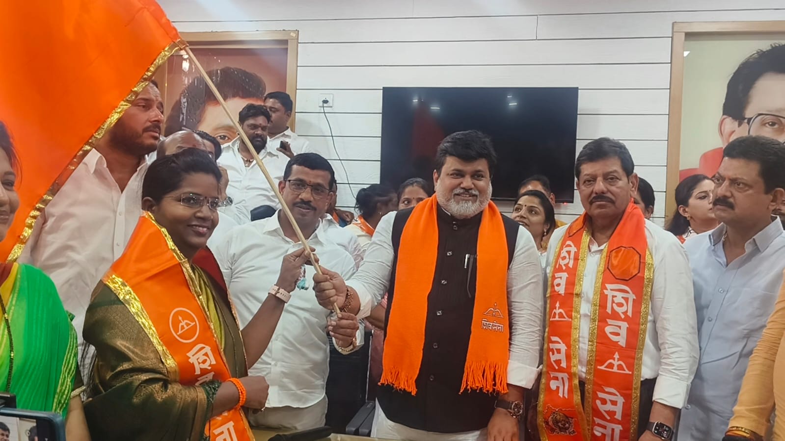 Shivsena Pune | शिवसेना (UBT) गटाच्या पुण्यातील प्रवक्त्या विद्या होडे यांचा शिवसेनेत जाहीर प्रवेश..!!