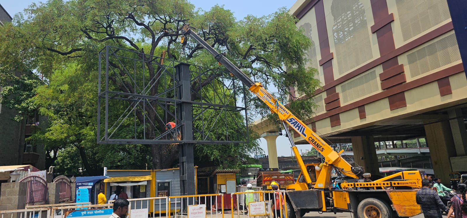 Hoarding in front of PMC Building | पुणे महापालिका भवनासमोर उभारलेल्या वादग्रस्त होर्डिंगवर अखेर कारवाई! 