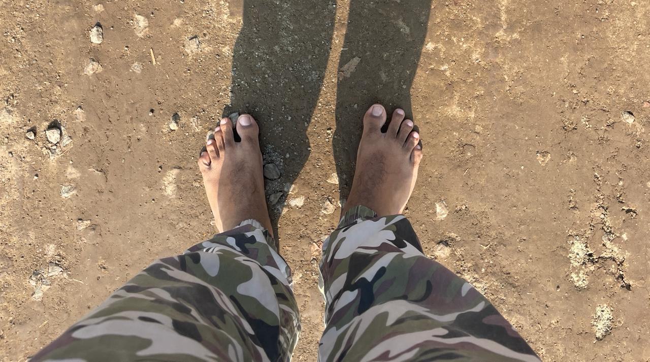 Barefoot Walking Benefits in Hindi | यह क्यों महत्वपूर्ण है कि आप सप्ताह में एक बार नंगे पैर चलें?  |  जानिए इसके फायदे और वैज्ञानिक कारण