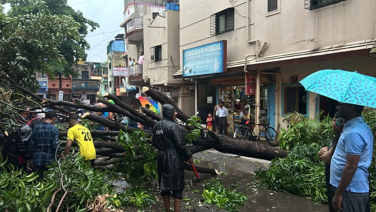 Pune Fir Brigade | मुसळधार पावसात अग्निशमन दलाचे मदतकार्य | कर्मचाऱ्यांना विशेष भत्ता द्या | आमदार धंगेकर यांची मागणी Pune Fir Brigade | मुसळधार पावसात अग्निशमन दलाचे मदतकार्य | कर्मचाऱ्यांना विशेष भत्ता द्या | आमदार धंगेकर यांची मागणी