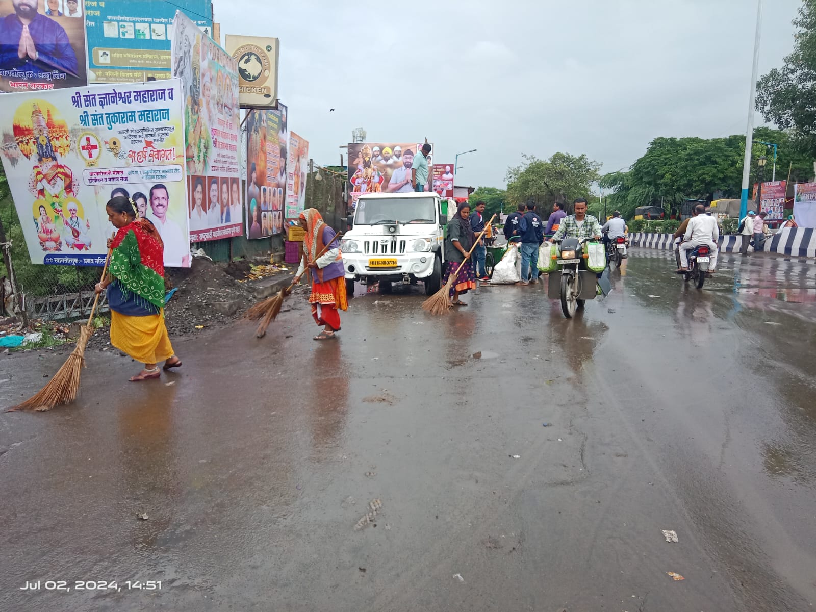 PMC Solid Waste Management | पालखी मुक्कामी असताना आणि पालखी मार्गस्थ झाल्यानंतरही वारकऱ्यांनी आणि पुणेकरांनी अनुभवली स्वच्छता | घनकचरा व्यवस्थापन विभागाच्या व्यवस्थापनामुळे शहर राहिले चकाचक  