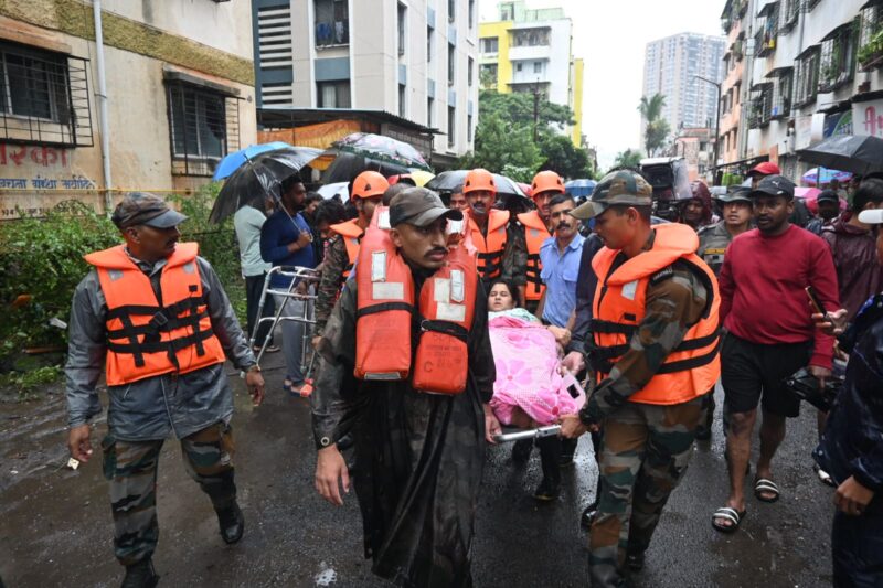 Pune Rain News | पुण्यातील पूरस्थिती नियंत्रणात आणण्यासाठी भारतीय लष्कराची मदत Pune Rain News | पुण्यातील पूरस्थिती नियंत्रणात आणण्यासाठी भारतीय लष्कराची मदत