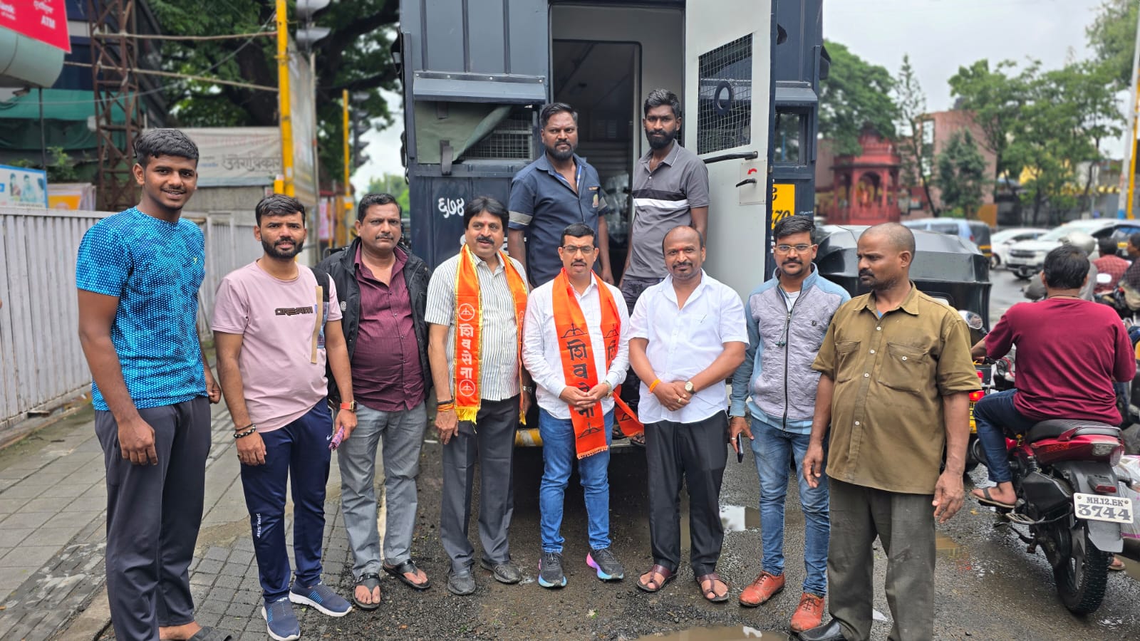 Shivsena Pune | पुण्यात शिवसेनेकडून स्वच्छता मोहीम व जीवनावश्यक वस्तूंच्या पुरवठ्याचे कार्य युद्ध पातळीवर | शिवसेना मध्यवर्ती कार्यालयाकडून स्वतंत्र मदत कक्ष सुरु