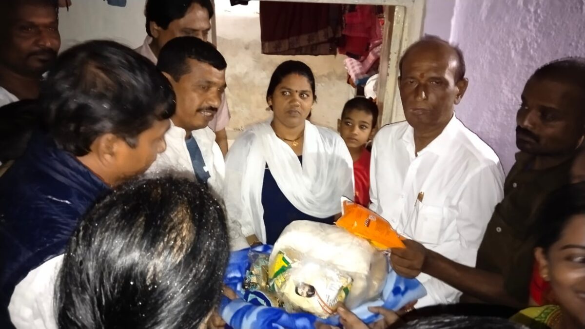 Shivsena Pune | पुण्यातील पुरामुळे नुकसानग्रस्त कुटुंबांना शिवसेनेतर्फे जीवनावश्यक वस्तूंचे वाटप Shivsena Pune | पुण्यातील पुरामुळे नुकसानग्रस्त कुटुंबांना शिवसेनेतर्फे जीवनावश्यक वस्तूंचे वाटप