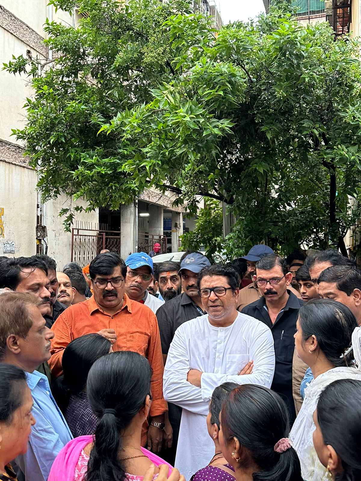 Raj Thackeray on Pune Flood | पुण्यातील पूर परिस्थितीत महापालिका कर्मचाऱ्यांनी केलेल्या कामाचे राज ठाकरे यांच्याकडून कौतुक |अधिकारी आणि कर्मचारी यांचे निलंबन योग्य नसल्याचे व्यक्त केले मत 