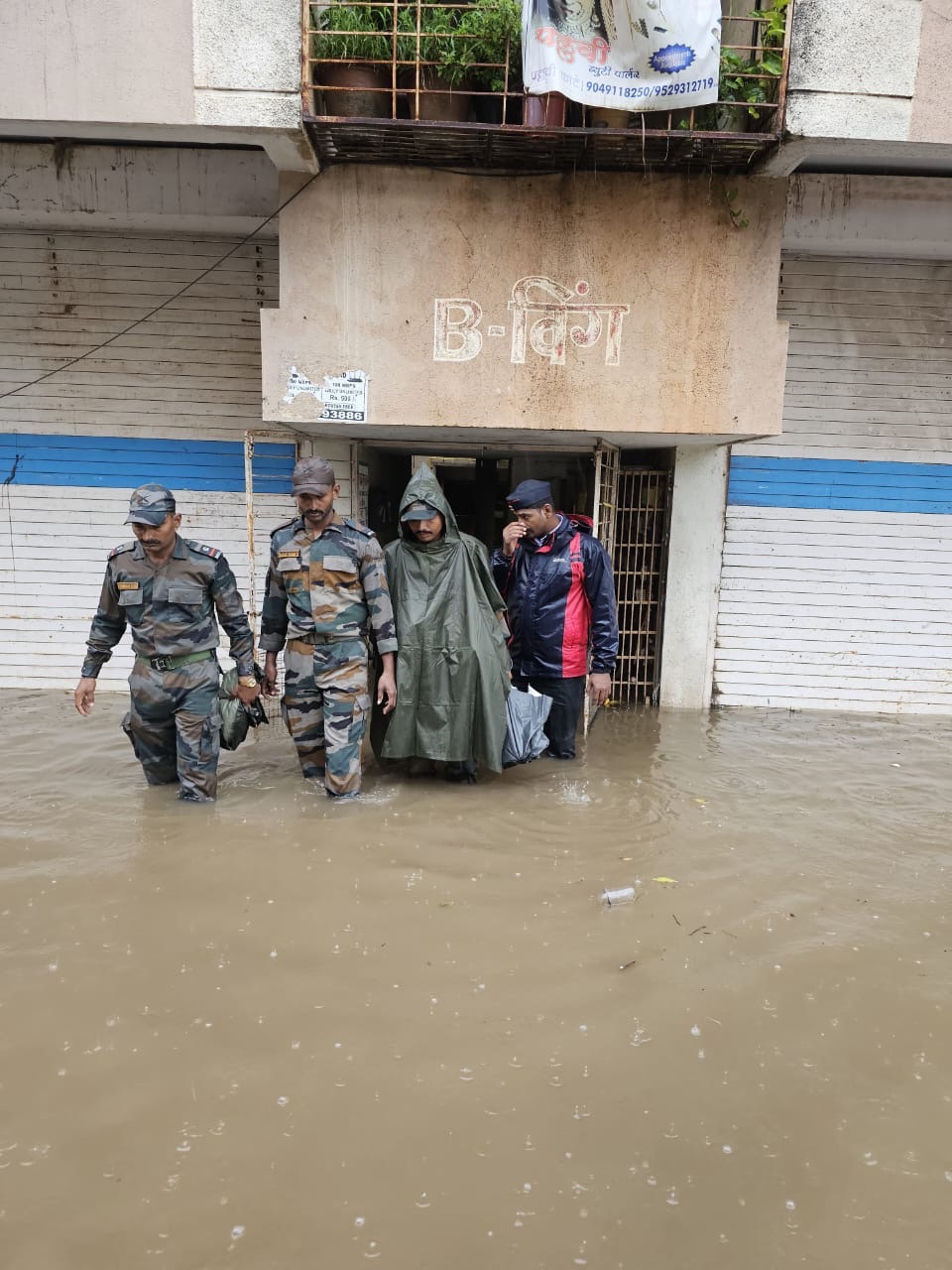 Indian army on Pune flood | पुण्यात पूरग्रस्तांच्या मदतीसाठी भारतीय लष्कराची तुकडी तैनात