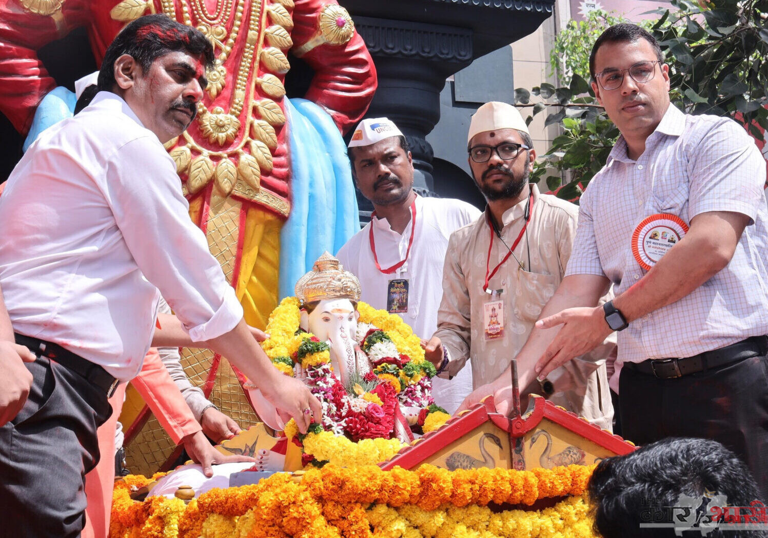 Dr Rajendra Bhosale IAS | पुणे महापालिका आयुक्त डॉ राजेंद्र भोसले यांनी पाच मानाच्या गणपतींचे दर्शन घेऊन केली पूजा!