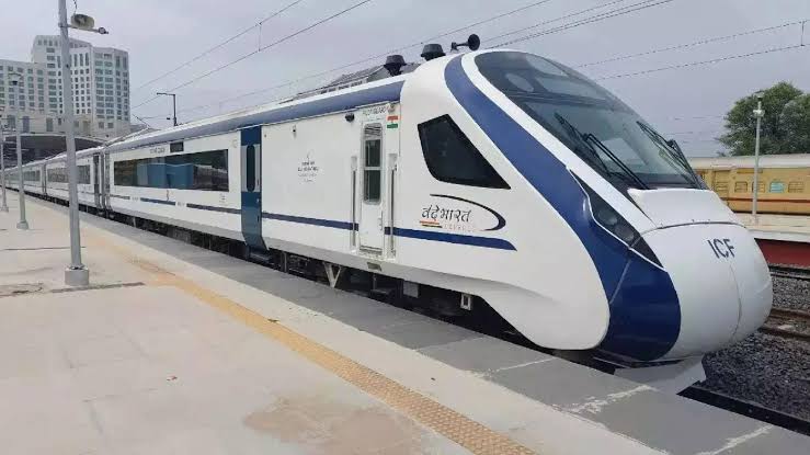 Pune Vande Bharat Express | पुण्याच्या पहिल्या ‘वंदे भारत’चे सोमवारी लोकार्पण |   सोमवारपासून पुणे-कोल्हापूर-हुबळी फेऱ्यांना सुरुवात