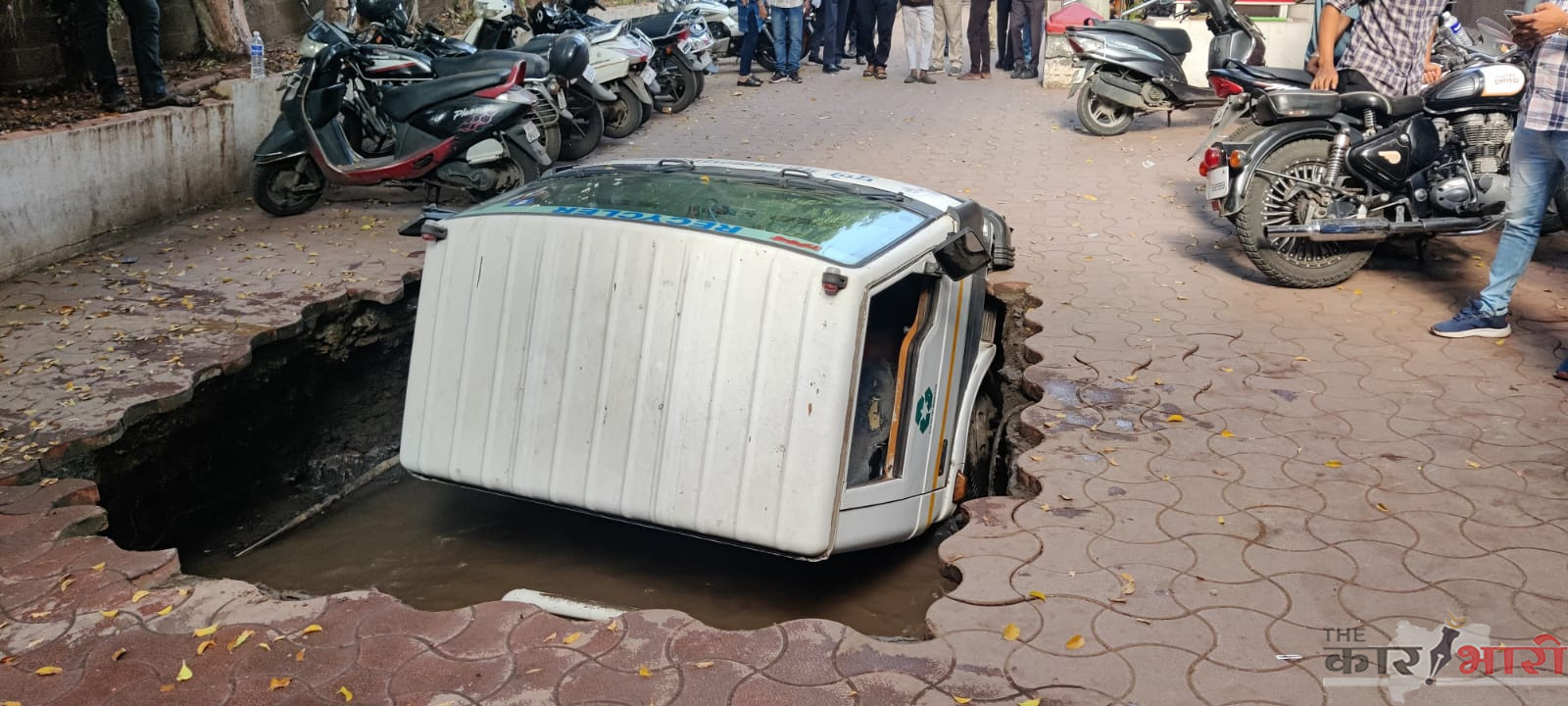 Video | Pune Truck Accident | पुण्यात सिटी पोस्टच्या आवारात पेव्हर ब्लॉक खचल्याने अपघात | Video पहा 