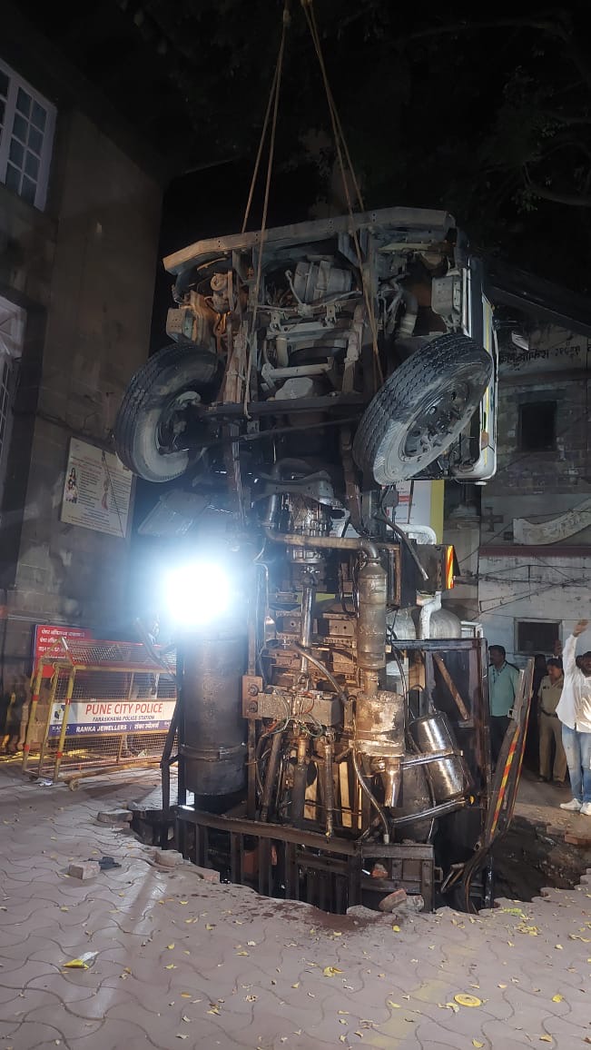 Video | Pune Truck Accident | खड्ड्यात पडलेला ट्रक बाहेर काढण्यात अखेर यश! Video देखील पहा