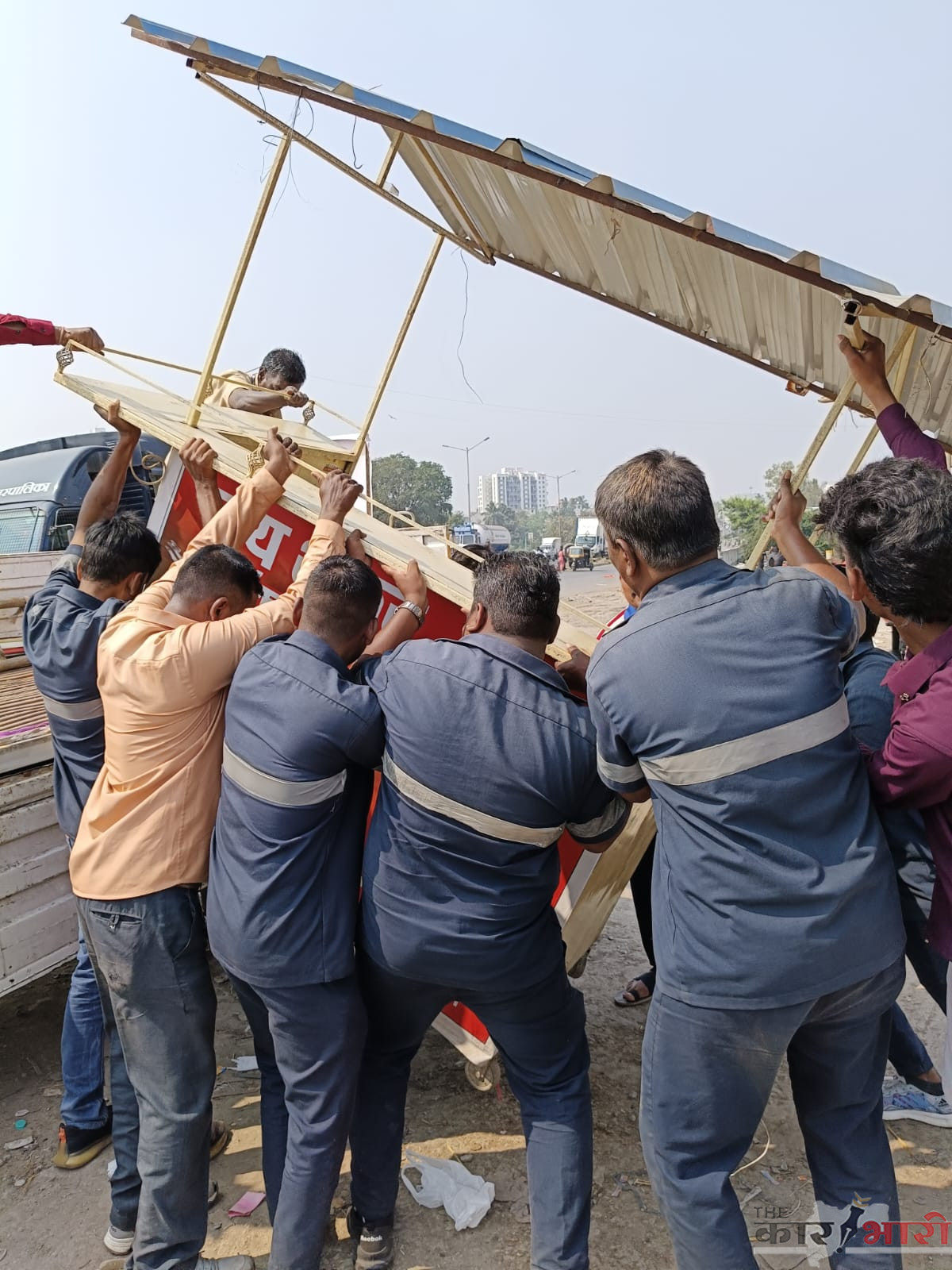 Pune PMC Encroachment Action | वारजे येथील मुंबई बेंगलोर हायवे येथे फळ विक्रेत्यांवर धडक कारवाई