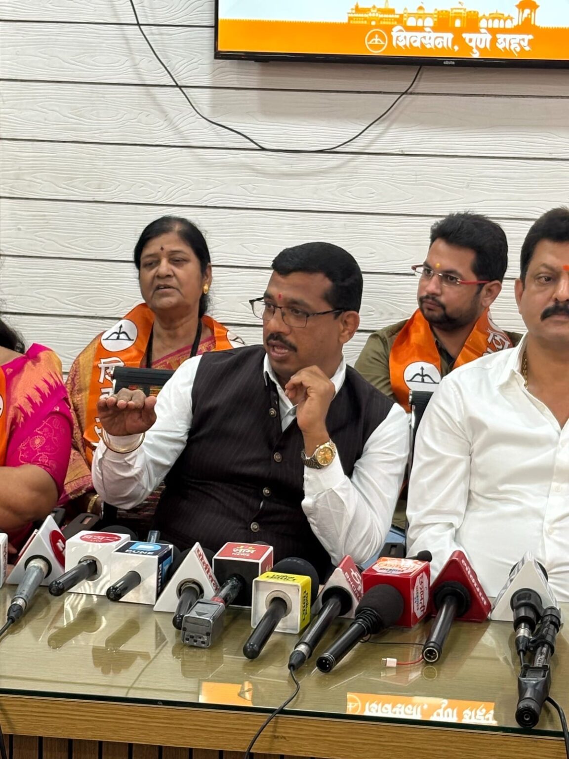 Shivsena Pune | “धनुष्यबाण” या चिन्हावर लढविलेल्या सर्व जागा शिवसेनेच्याच राहणार – प्रमोद नाना भानगिरे Shivsena Pune | “धनुष्यबाण” या चिन्हावर लढविलेल्या सर्व जागा शिवसेनेच्याच राहणार – प्रमोद नाना भानगिरे