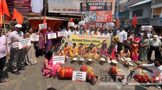 Gas Price Hike | गॅस दरवाढी विरोधात शिवसेना आक्रमक | महिलांनी चुलीवर भाकरी थापून केला सरकारचा निषेध