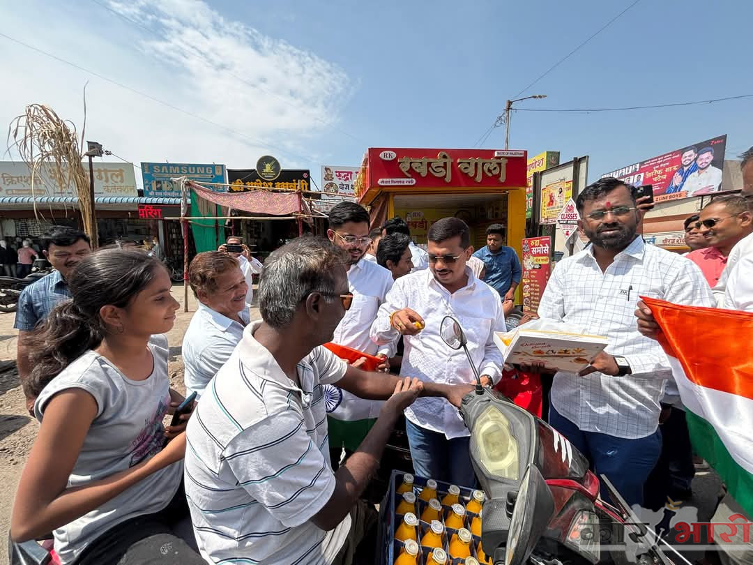 Pune Shivsena | भारतीय सेनेच्या शौर्याला हडपसरमध्ये मिठाई वाटून सलाम!