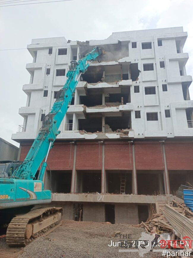 PMRDA Pune | अनधिकृत सहा मजली इमारत जमीनदोस्त PMRDA Pune | अनधिकृत सहा मजली इमारत जमीनदोस्त