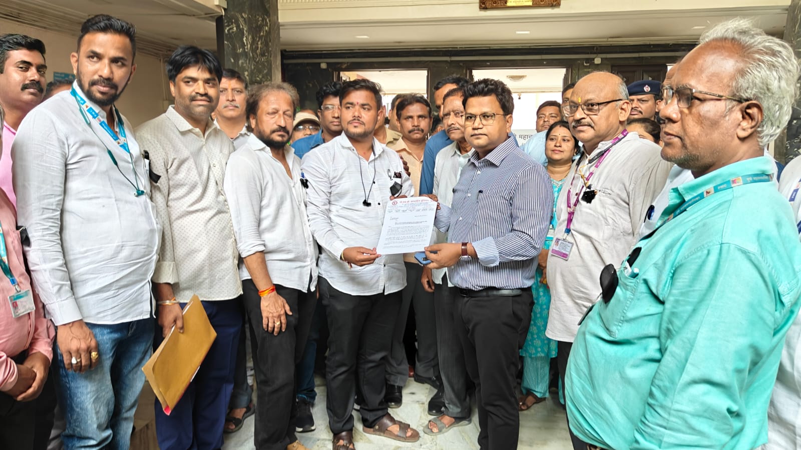 PMC Employees | प्रतिनियुक्ती वर आलेल्या प्रशासन अधिकाऱ्यांना सरकार कडे परत पाठवा  | महापालिका कर्मचाऱ्यांनी काळ्या फिती लावून केले आंदोलन!