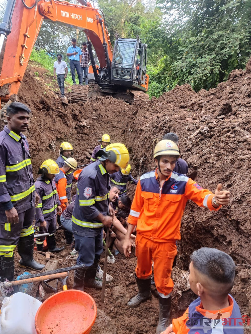 Pune News | मातीच्या ढिगार्‍याखाली दबलेल्या तिघांचे वाचवले प्राण | पुणे आणि पीएमआरडीएच्या पथकाचे बचाव कार्य  | एका कामगाराचा दुर्दैवी मृत्यू
