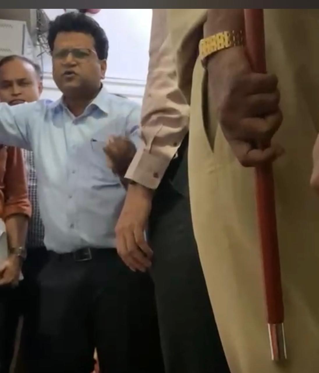 IAS Naval Kishore Ram Vs MNS | फक्त गोंधळ घालणे हाच मनसे कार्यकर्त्यांचा हेतू होता | महापलिका आयुक्त नवल किशोर राम यांनी स्पष्ट केली भूमिका IAS Naval Kishore Ram Vs MNS | फक्त गोंधळ घालणे हाच मनसे कार्यकर्त्यांचा हेतू होता | महापलिका आयुक्त नवल किशोर राम यांनी स्पष्ट केली भूमिका