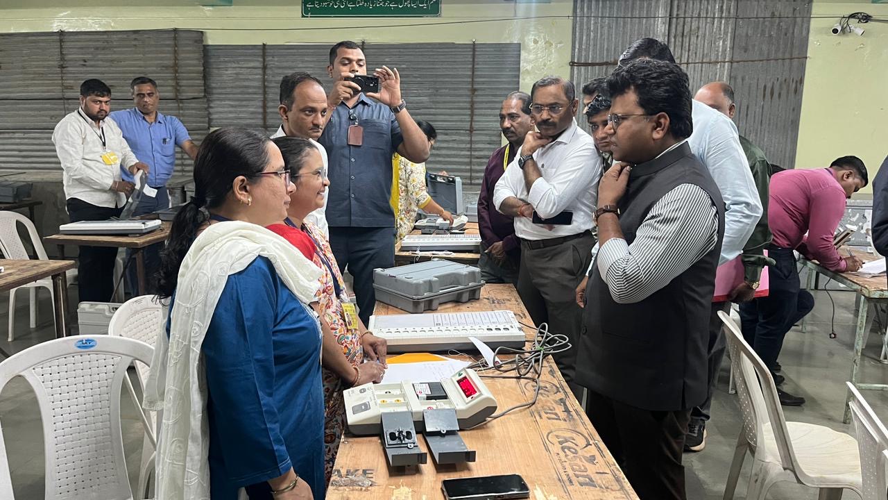 Naval Kishore Ram IAS on PMC Election | भवानी पेठ व कसबा पेठ यांच्या मतदान यंत्र तयारी व मतमोजणी व्यवस्थेची महापालिका आयुक्तांनी केली पाहणी