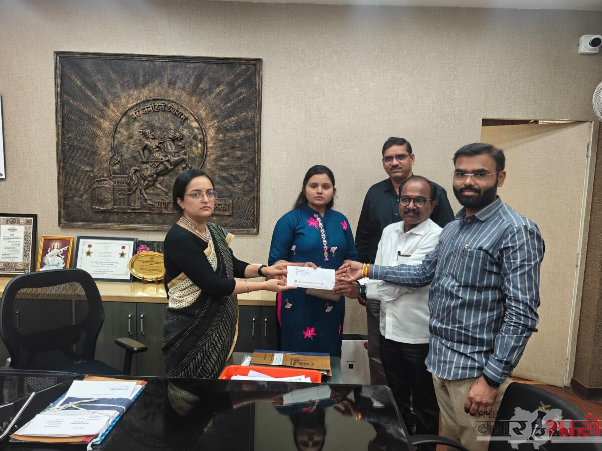 PMC Contract Employees | पुणे महानगरपालिकेच्या जागरूकतेमुळे अपघाती निधन झालेल्या कंत्राटी कर्मचाऱ्याच्या वारसास १० लाख विम्याची रक्कम प्राप्त PMC Contract Employees | पुणे महानगरपालिकेच्या जागरूकतेमुळे अपघाती निधन झालेल्या कंत्राटी कर्मचाऱ्याच्या वारसास १० लाख विम्याची रक्कम प्राप्त