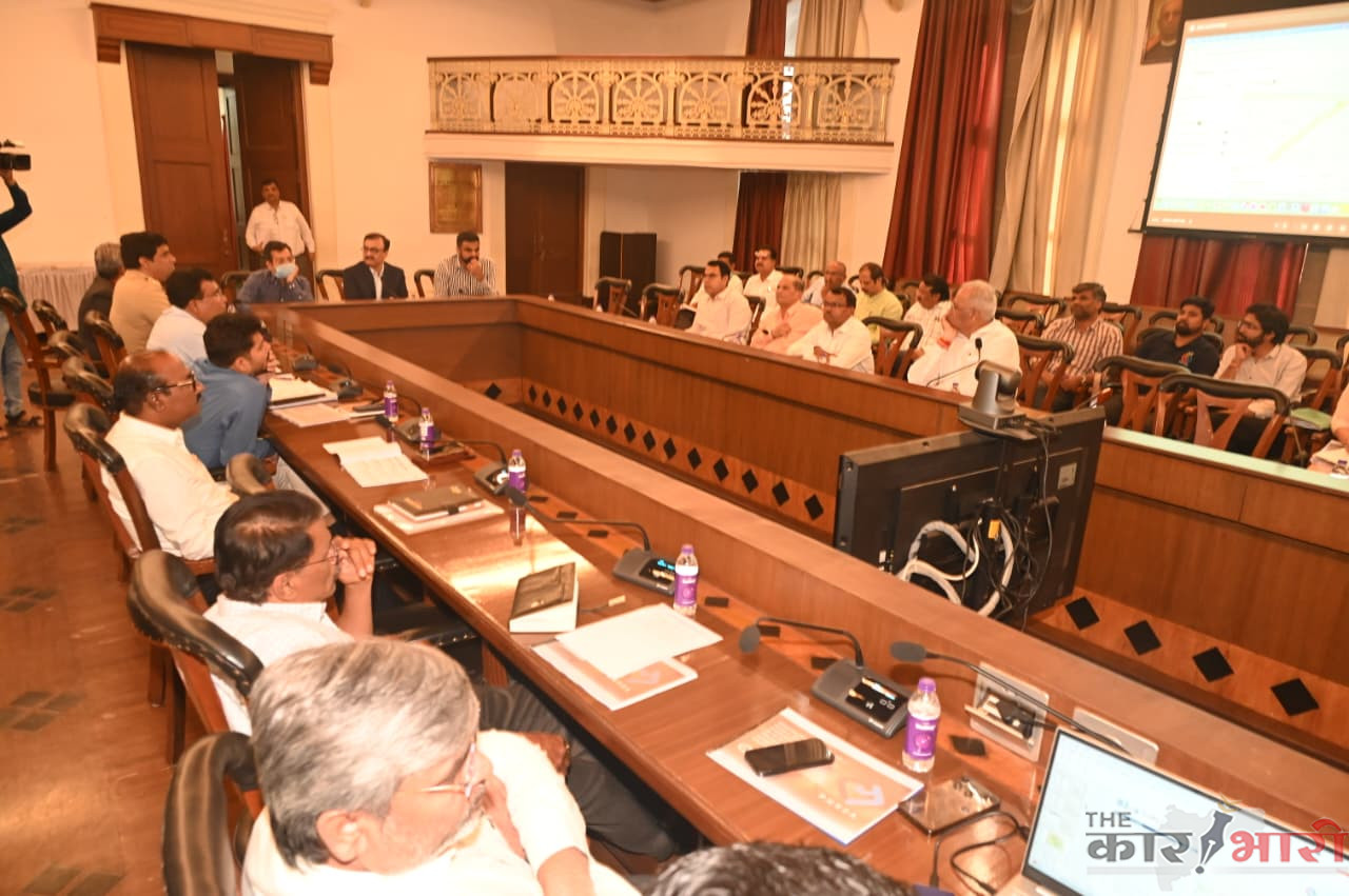 Pune News | वाहतूक कोंडी होणाऱ्या ठिकाणांचा प्राधान्यक्रम ठरवून वाहतूक नियमनासाठी प्रकल्प राबवावेत – विभागीय आयुक्त | ‘पुणे एकीकृत महानगर परिवहन प्राधिकरण’ समितीची आढावा बैठक संपन्न