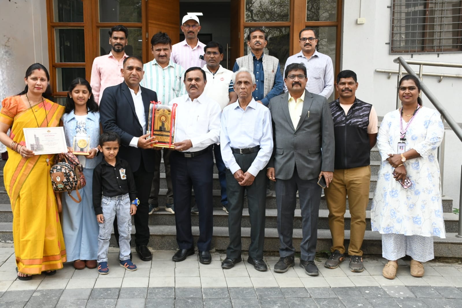 Annasaheb Waghire college Teacher | डॉ. उमेशराज पनेरु यांना उत्कृष्ट क्रीडा व शारीरिक शिक्षण संचालक पुरस्कार