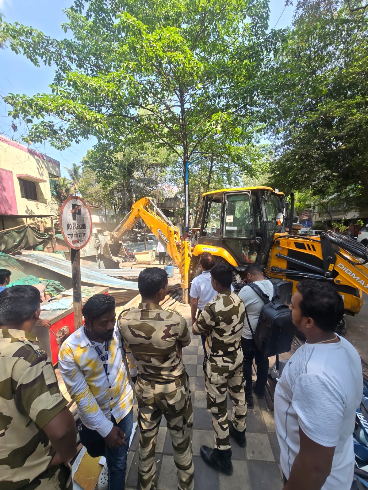 Warje Karvenagar Ward Office | वारजे कर्वेनगर क्षेत्रिय कार्यालय हद्दीत अतिक्रमणावर जोरदार कारवाई | १०,००० चौरस फूट भाग अतिक्रमण मुक्त Warje Karvenagar Ward Office | वारजे कर्वेनगर क्षेत्रिय कार्यालय हद्दीत अतिक्रमणावर जोरदार कारवाई | १०,००० चौरस फूट भाग अतिक्रमण मुक्त