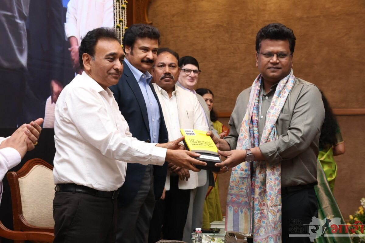 Naval Kishore Ram IAS | सेवा हक्क दिनी महापालिका आयुक्त  नवल किशोर राम यांचा सन्मान!