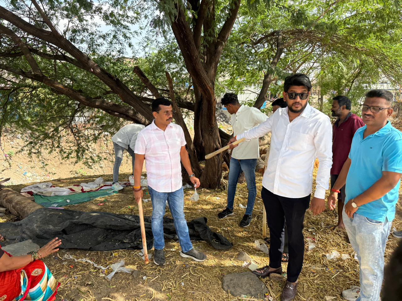 Shivsena on Toxic Liquor | प्रमोद नाना भानगिरे यांच्या नेतृत्वात शेकडो लिटर बनावट गावठी दारूचा साठा उध्वस्त Shivsena on Toxic Liquor | प्रमोद नाना भानगिरे यांच्या नेतृत्वात शेकडो लिटर बनावट गावठी दारूचा साठा उध्वस्त