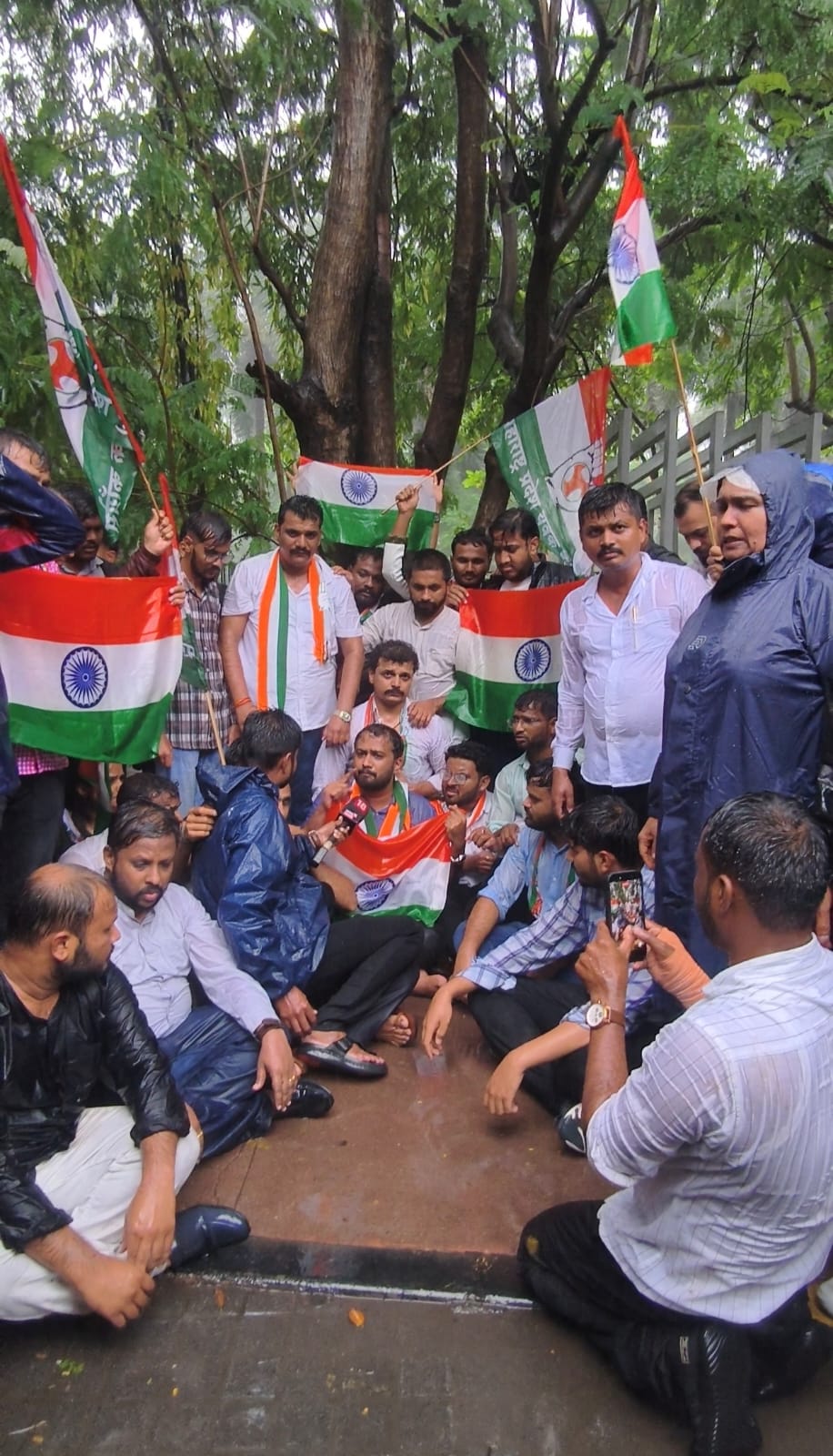 Youth Congress Pune | केंद्रीय राज्यमंत्री मुरलीधर मोहोळ यांच्या कार्यालयावर युवक काँग्रेसचे तीव्र आंदोलन Youth Congress Pune | केंद्रीय राज्यमंत्री मुरलीधर मोहोळ यांच्या कार्यालयावर युवक काँग्रेसचे तीव्र आंदोलन