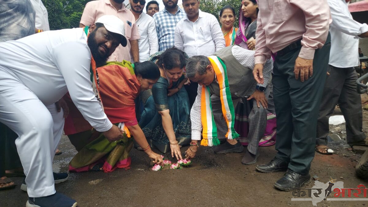 NCP SCP on Potholes | भाजप नेत्यांच्या नावाने खड्ड्यात कमळ सोडून निषेध |  खड्डेमुक्त पुण्यासाठी राष्ट्रवादी काँग्रेस शरद पवार गटाकडून आंदोलन