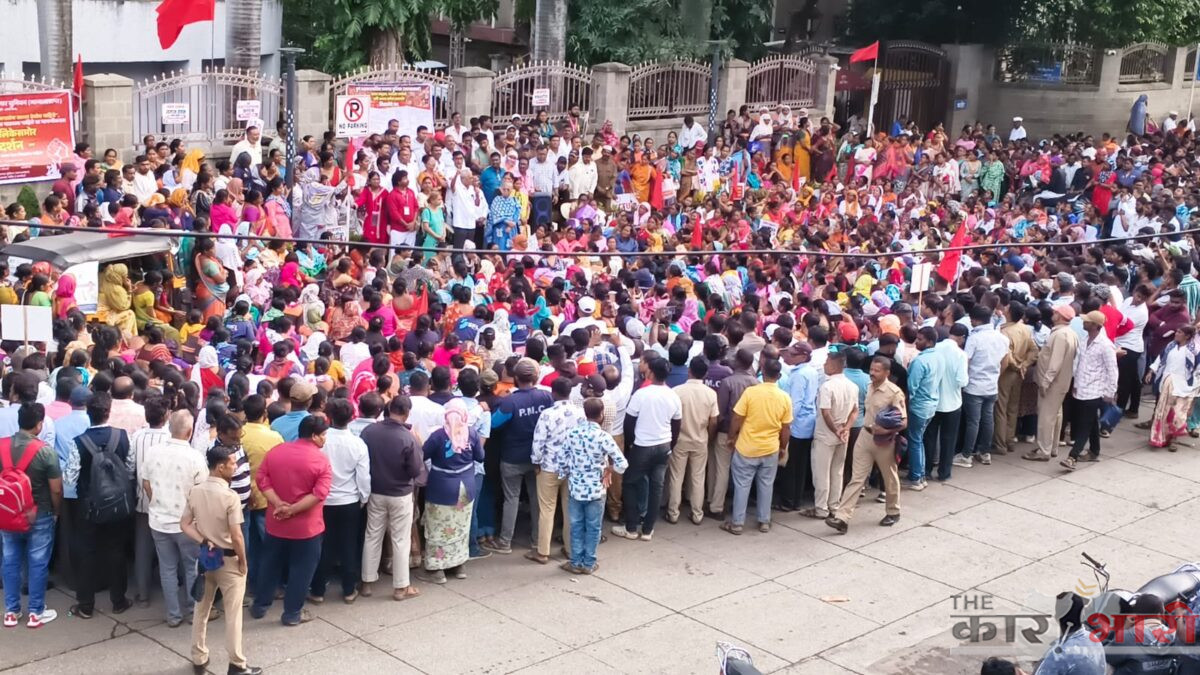 PMC Contract Employees | पुणे महापालिकेसमोर कंत्राटी कामगारांचा आक्रोश मोर्चा | “कायम करा, समान कामाला समान वेतन द्या” या मागणीसाठी 4 हजार कामगारांचे आंदोलन