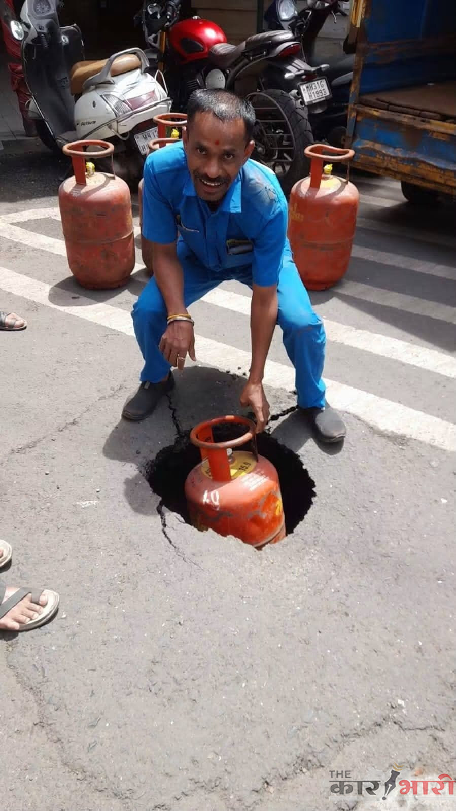 Pramod Nana Bhangire | शनिवार पेठेत सिलेंडर गेला खड्ड्यात | प्रमोद नाना भानगिरे यांचा महापालिकेला सवाल Pramod Nana Bhangire | शनिवार पेठेत सिलेंडर गेला खड्ड्यात | प्रमोद नाना भानगिरे यांचा महापालिकेला सवाल