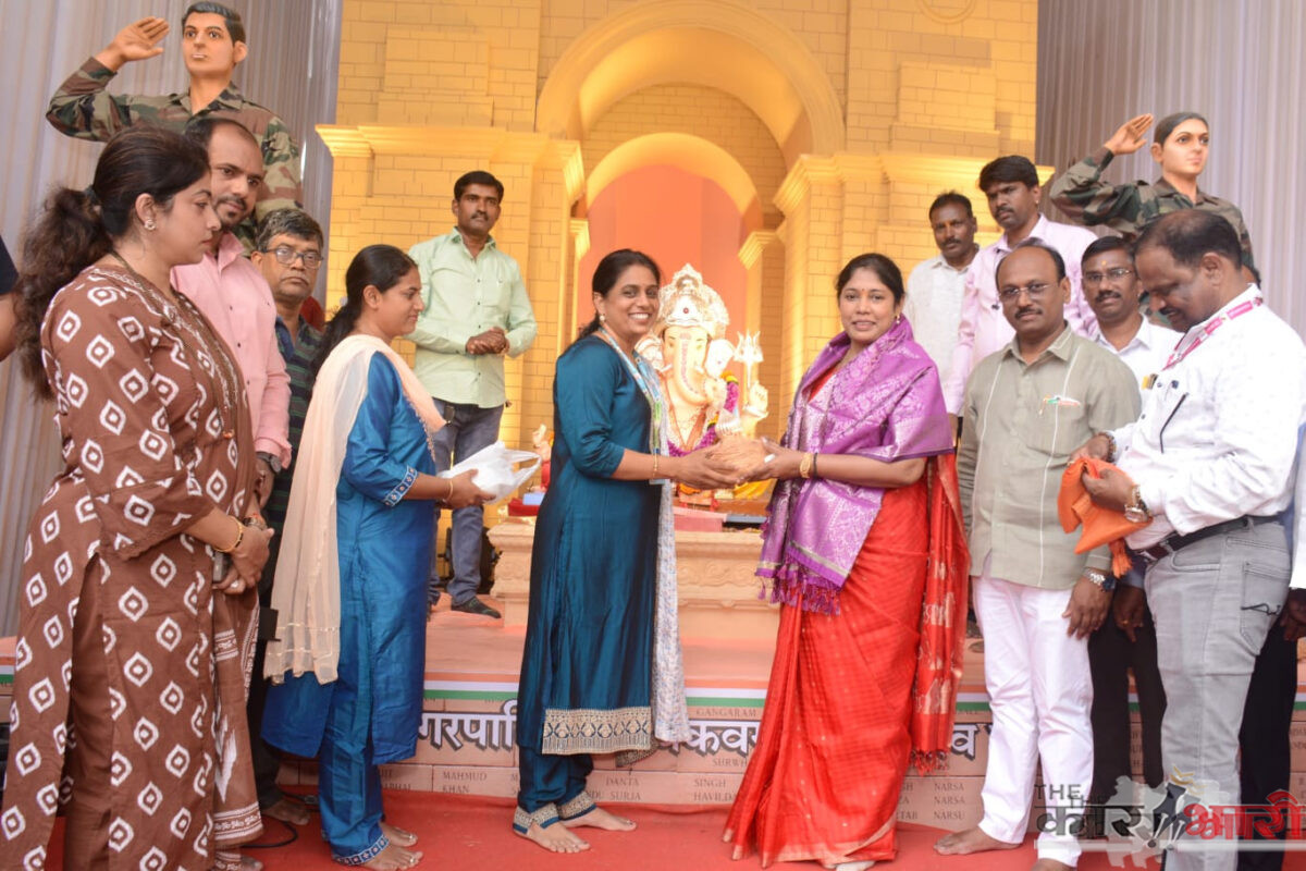 PMC Sevakvarg Ganeshotsav Manda | पुणे महापालिका गणेशोत्सव मंडळाच्या गणरायाची महापौर, उपमहापौर आणि अतिरिक्त आयुक्तांकडून आरती