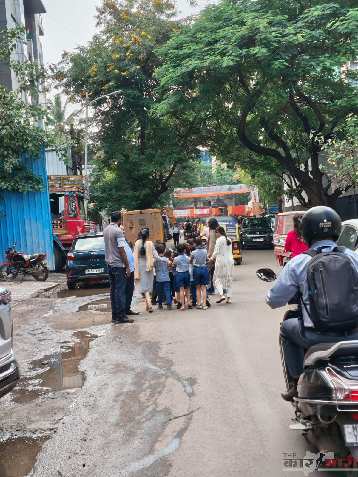 Viman Nagar Footpath Issue | विमाननगरमध्ये धक्कादायक प्रकार: चिमुकल्यांना चक्क दोरीच्या आधाराने रस्त्यावरून चालण्याची वेळ Viman Nagar Footpath Issue | विमाननगरमध्ये धक्कादायक प्रकार: चिमुकल्यांना चक्क दोरीच्या आधाराने रस्त्यावरून चालण्याची वेळ