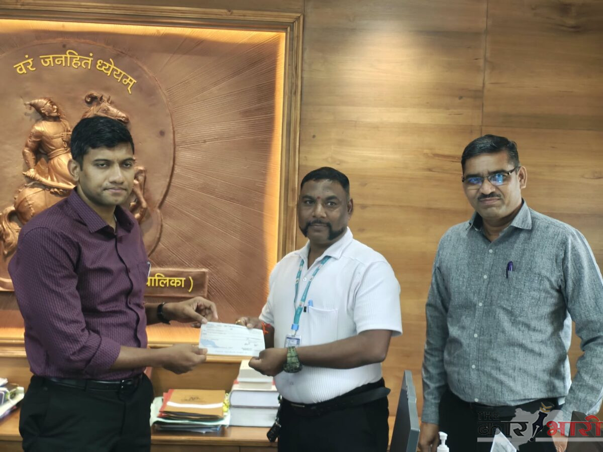 Pune PMC News |  पुणे महापालिकेच्या अपघात विमा योजनेतून कर्मचाऱ्याला ६.२५ लाखांची मदत